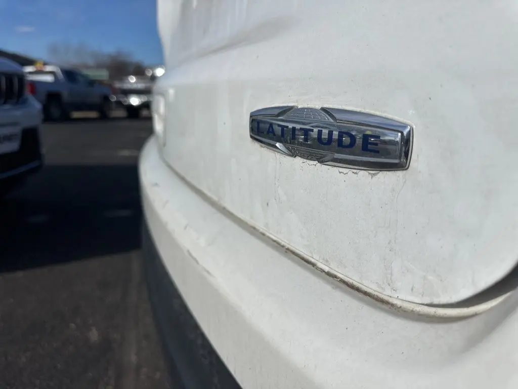 2023 Jeep Compass Latitude photo 2