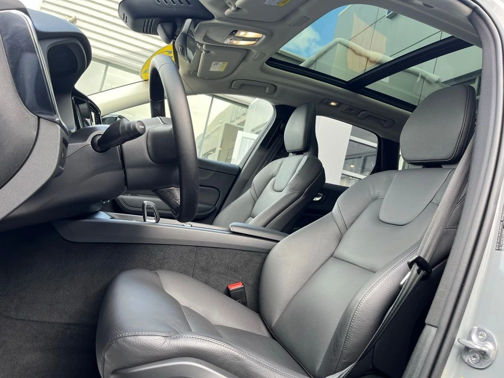 2025 Volvo - image 17