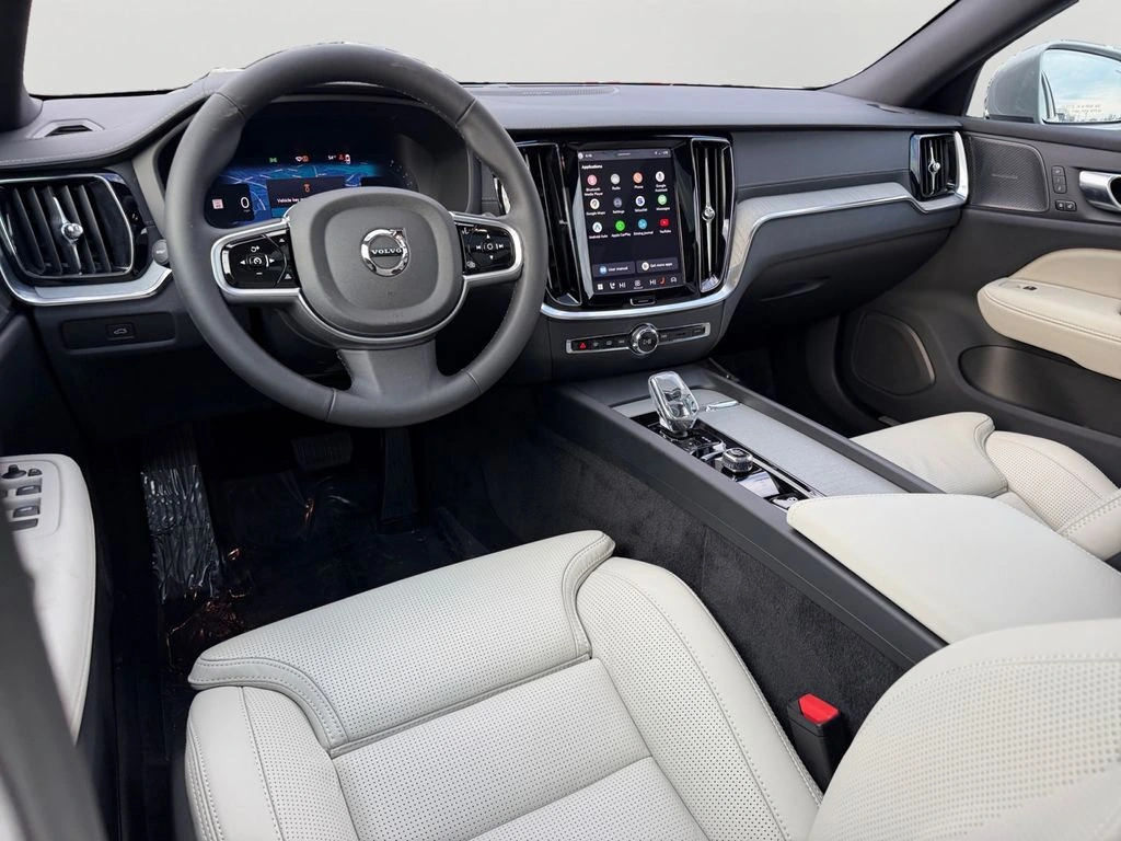 2025 Volvo - image 13