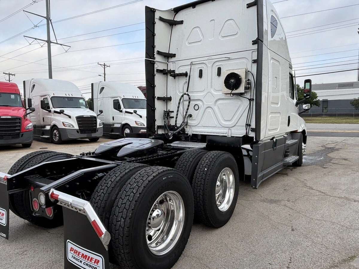 2023 Freightliner Cascadia - image 5