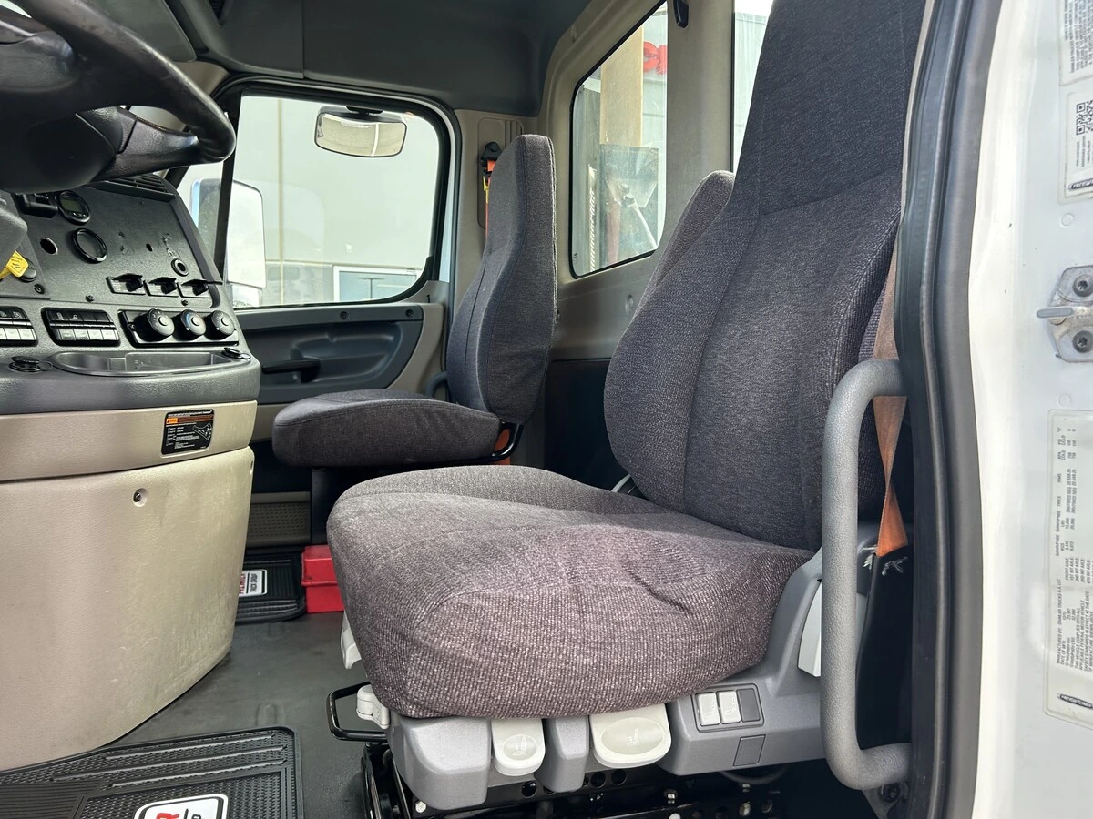 2016 Freightliner Cascadia - image 16