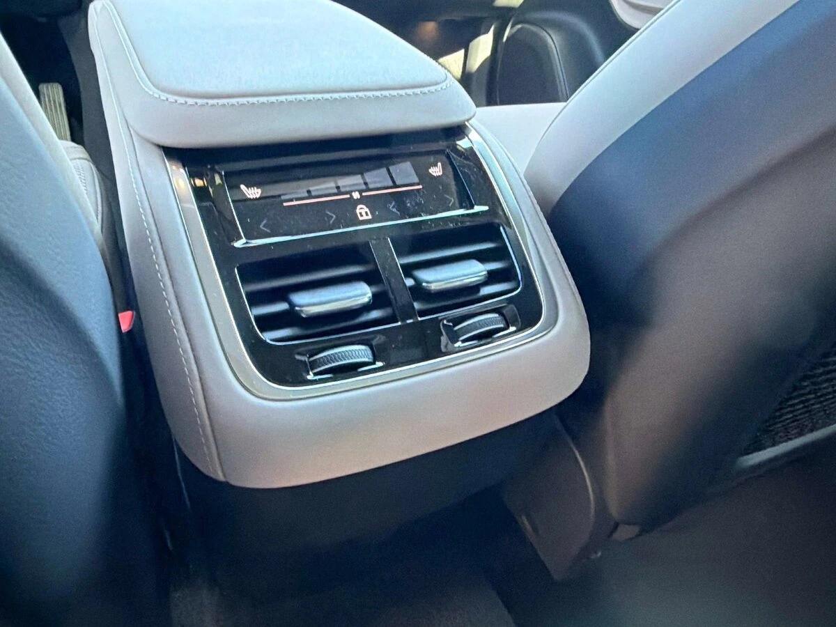 2026 Volvo - image 13
