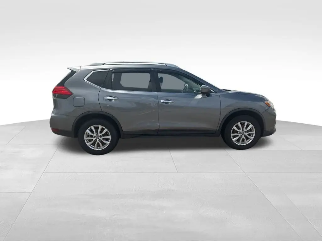 2017 Nissan Rogue SV photo 4