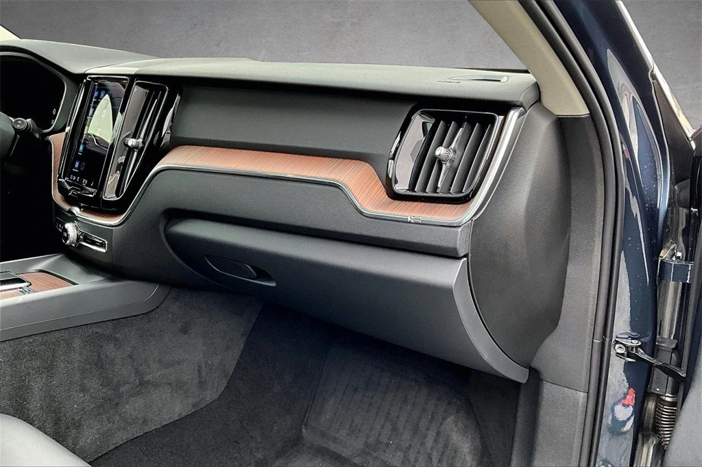 2023 Volvo - image 25