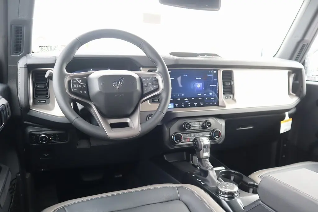 2025 Ford Bronco Outer Banks photo 2