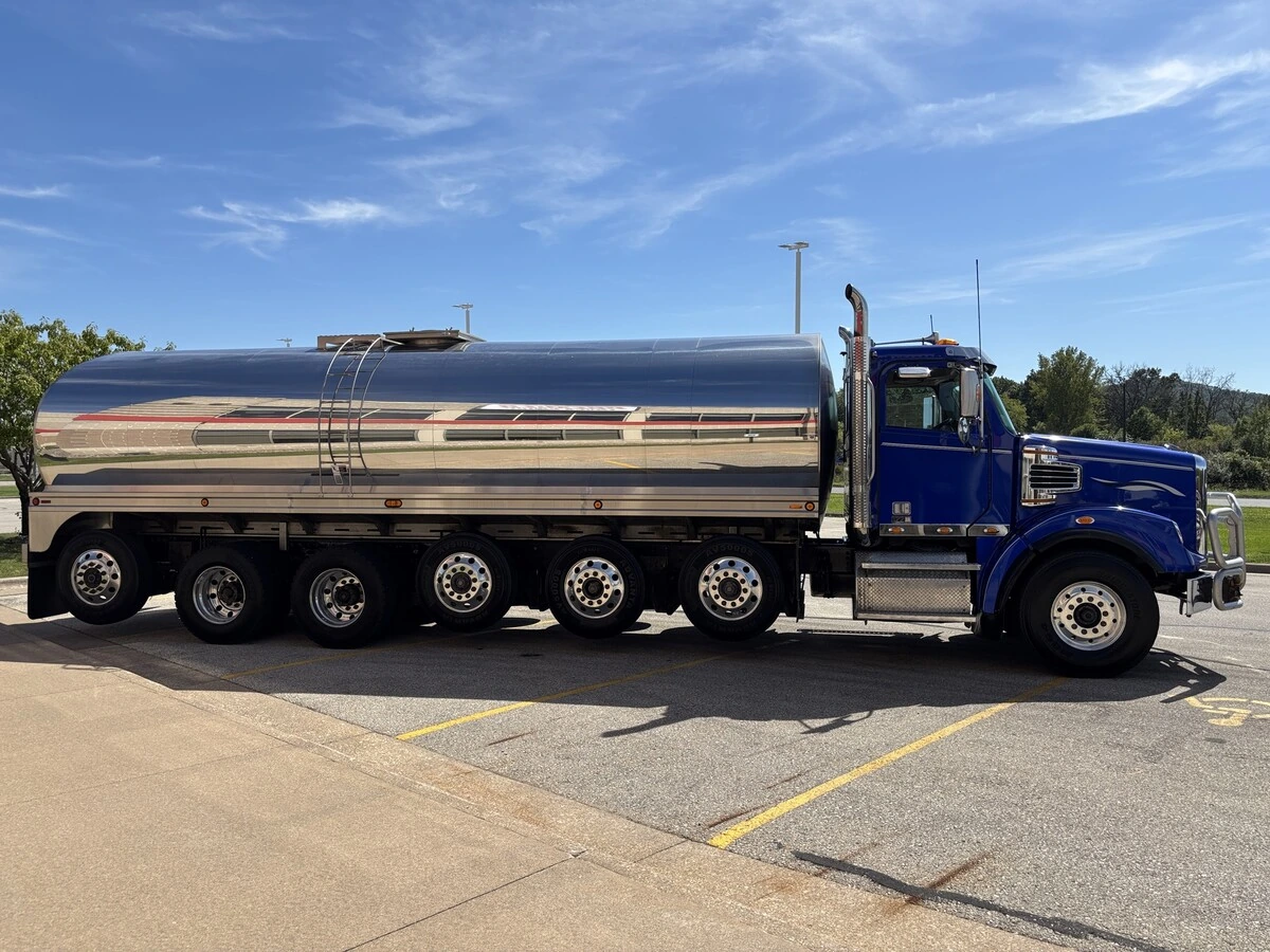 2023 Freightliner 122SD — photo 4