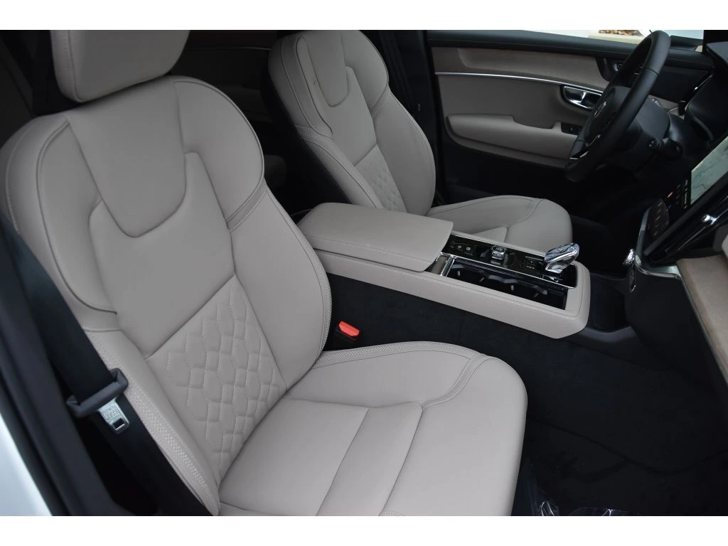 2026 Volvo - image 31