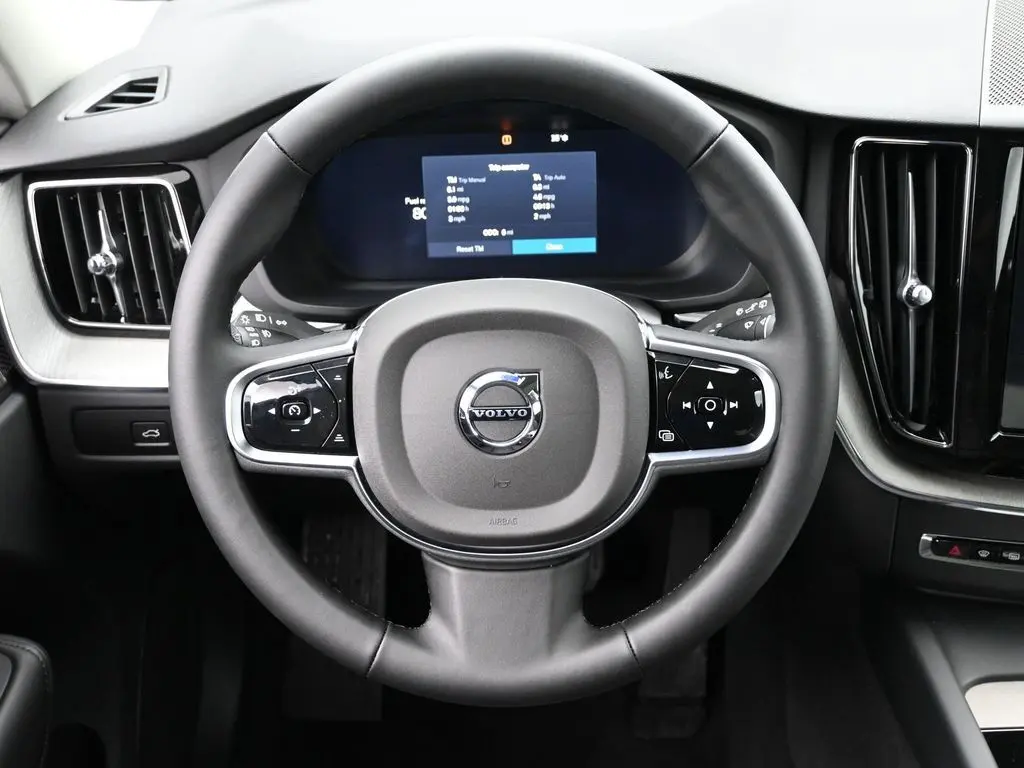 2025 Volvo - image 18