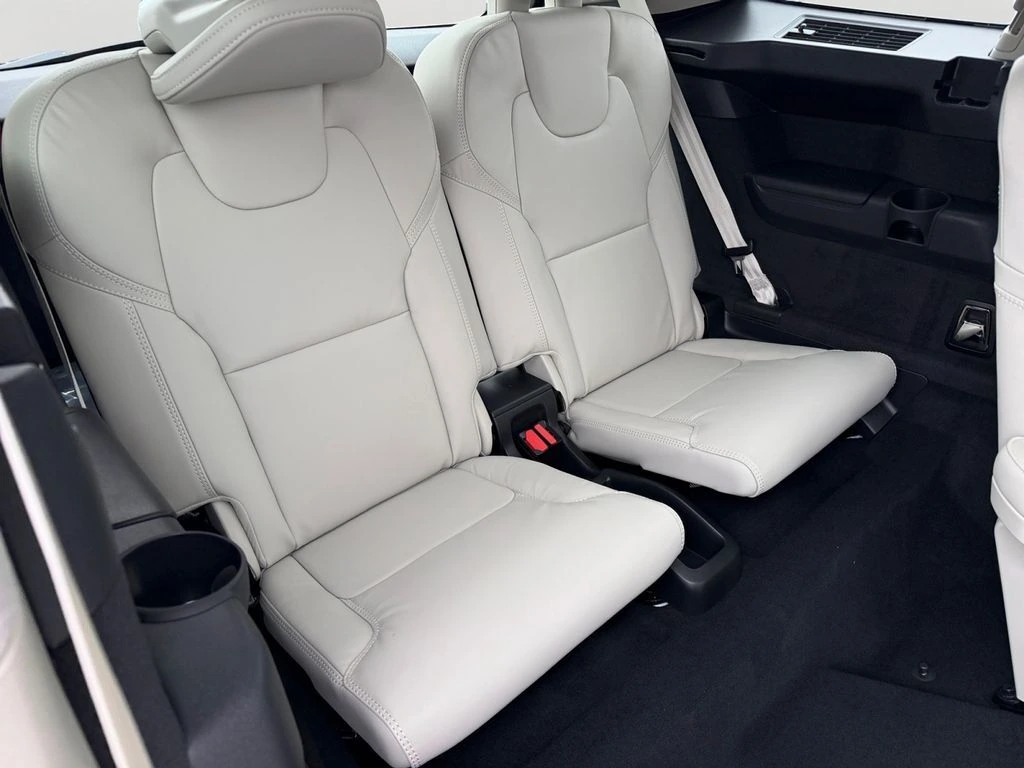 2026 Volvo - image 8