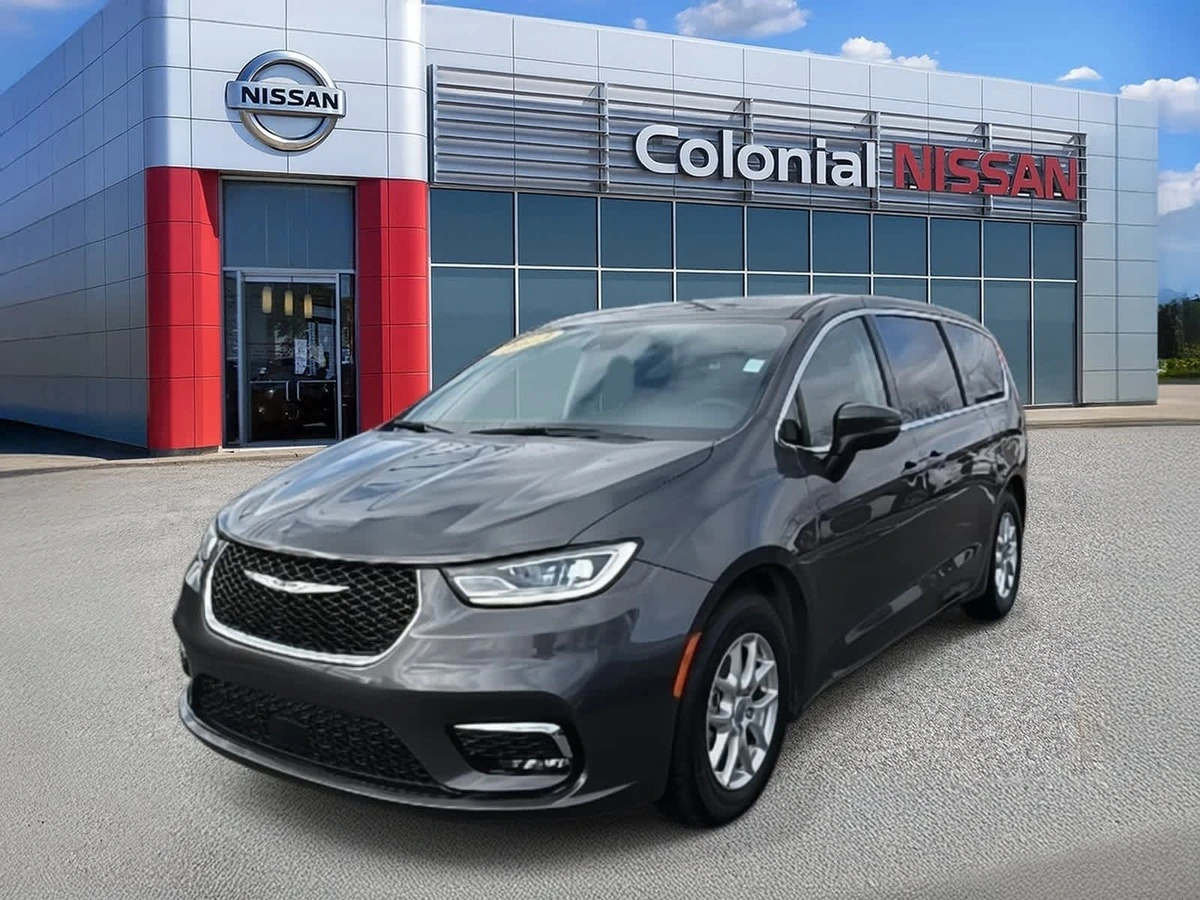 2023 Chrysler Pacifica Touring L's photo