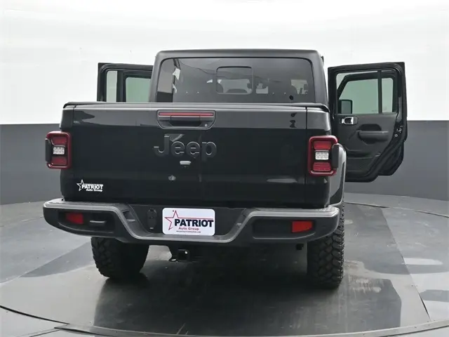 2024 Jeep Gladiator Willys photo 38