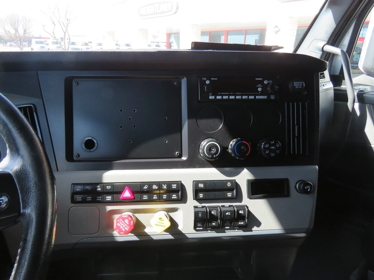 2022 Freightliner Cascadia - image 21