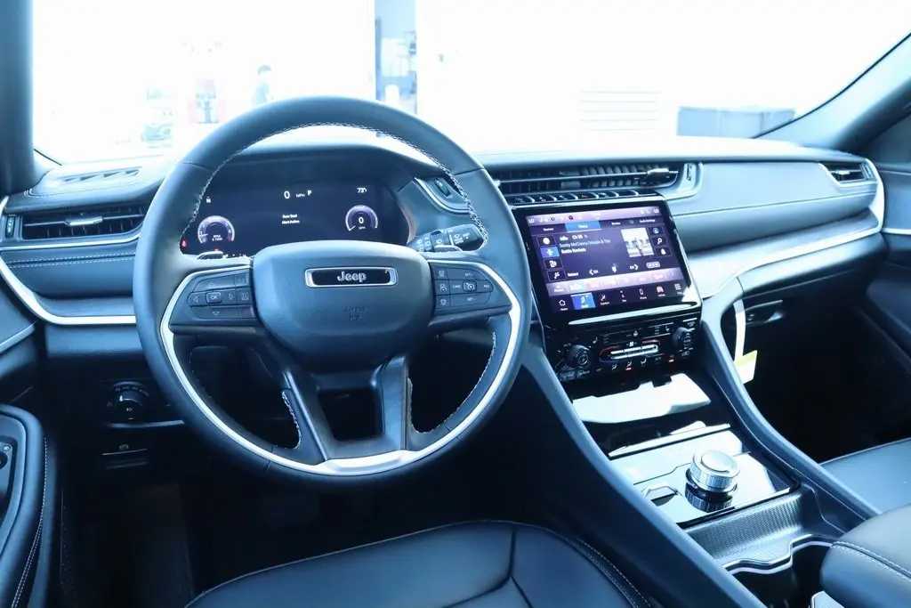 2025 Jeep Grand Cherokee Limited photo 2