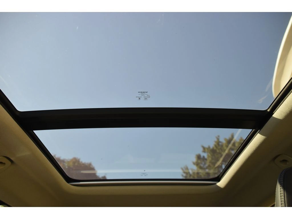 2025 Volvo - image 14