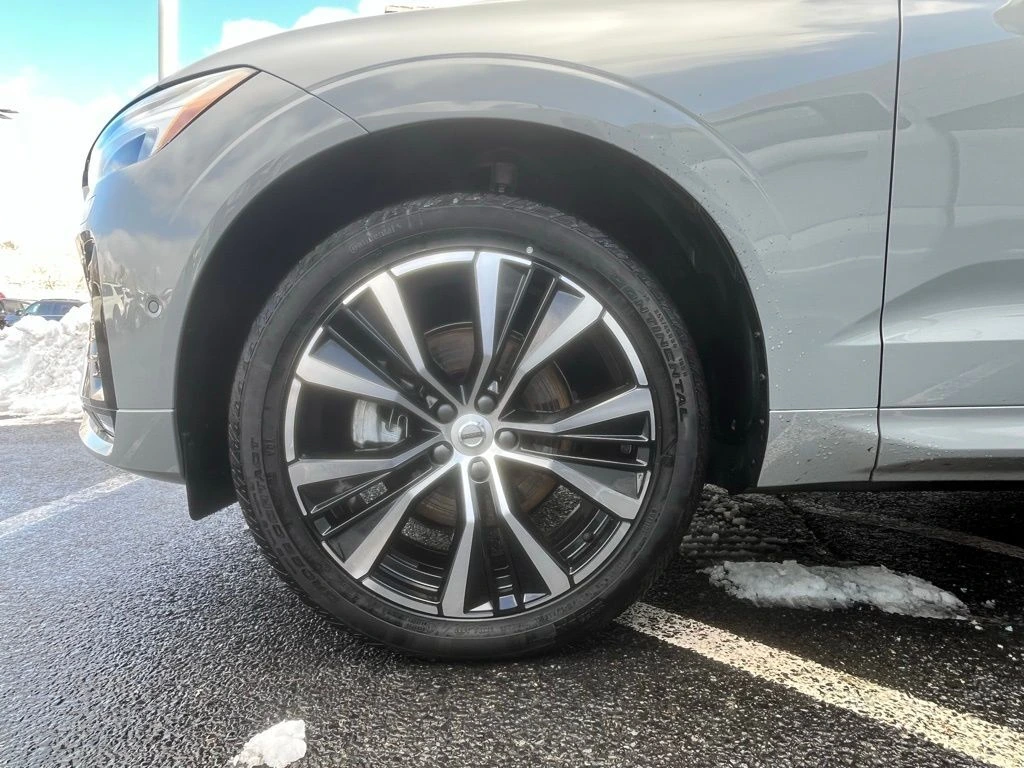 2025 Volvo - image 2