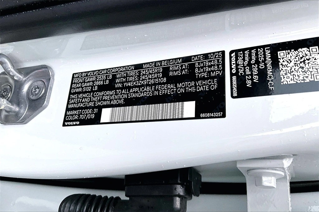 2026 Volvo - image 8