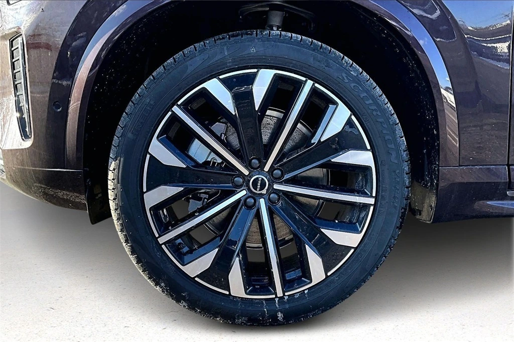 2026 Volvo - image 13