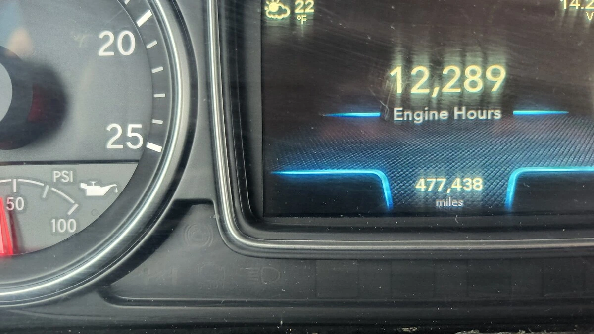 2019 International LT - image 4