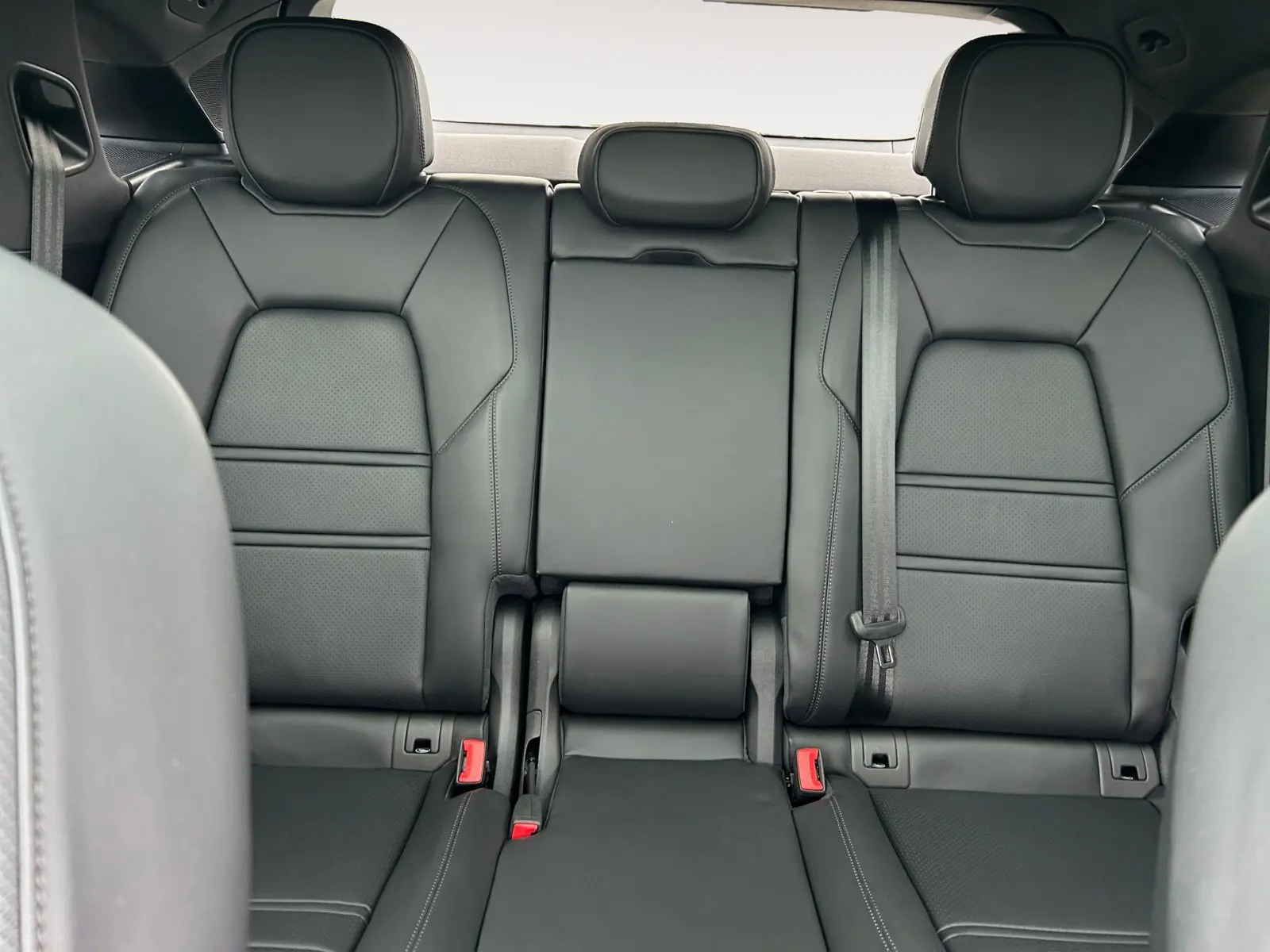 2025 Porsche Cayenne Coupe Base photo 13