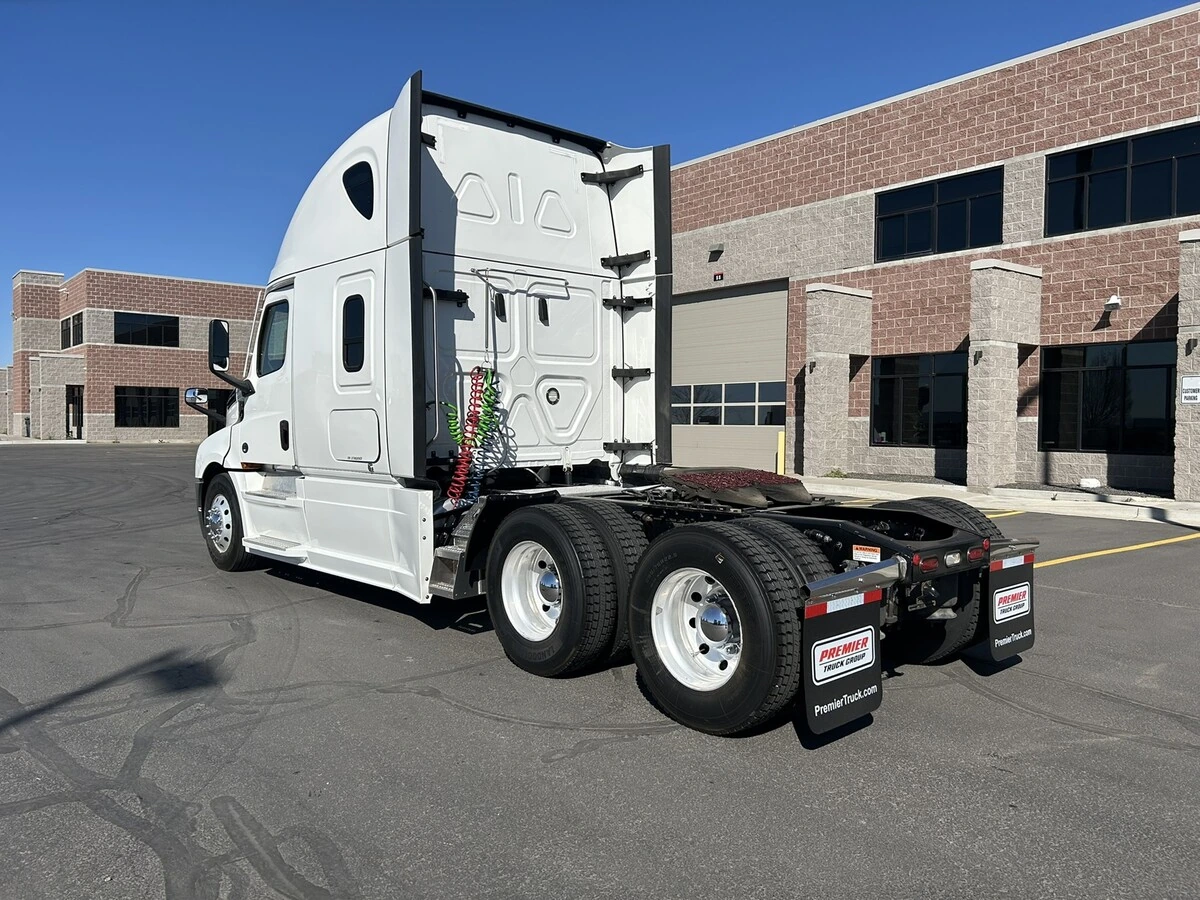 2022 Freightliner Cascadia - image 8