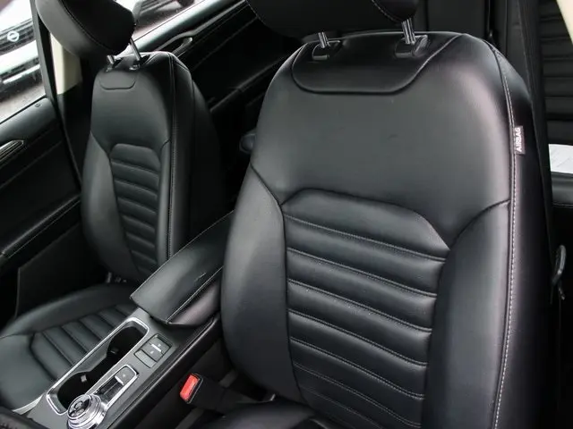 2020 Ford Fusion SEL photo 4