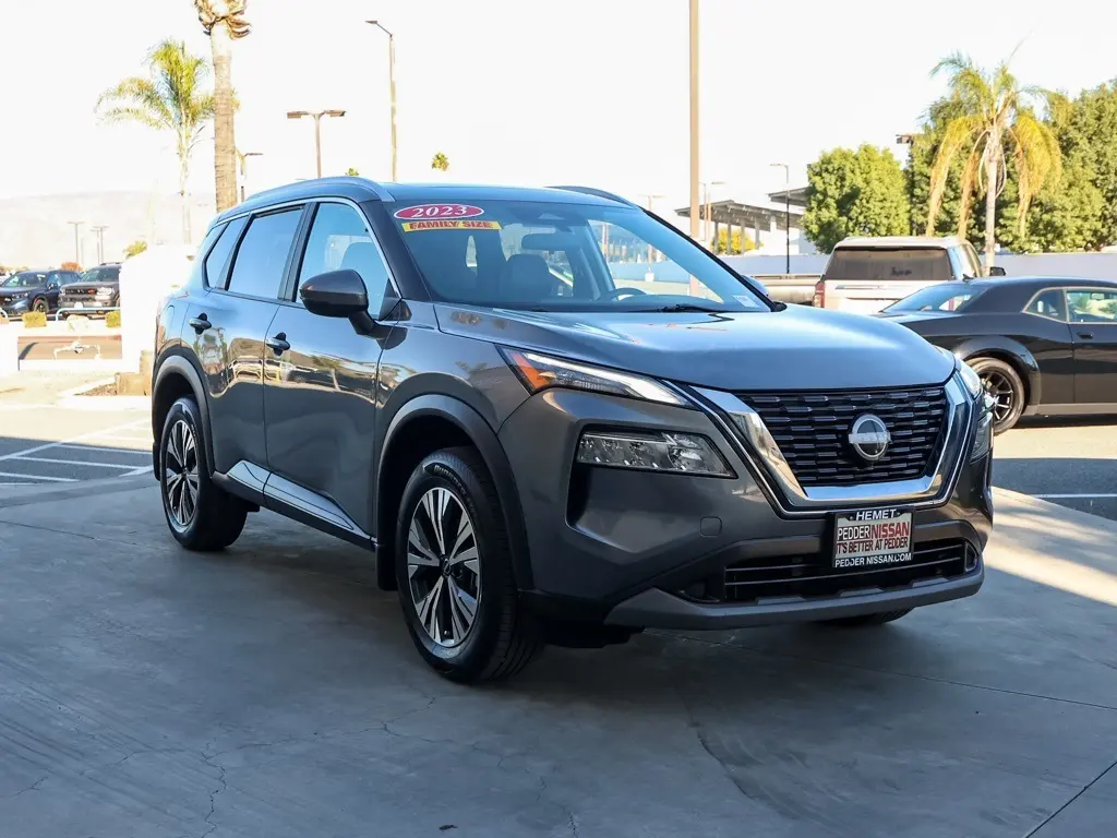 2023 Nissan Rogue SV's photo