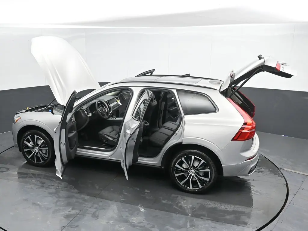 2025 Volvo - image 51