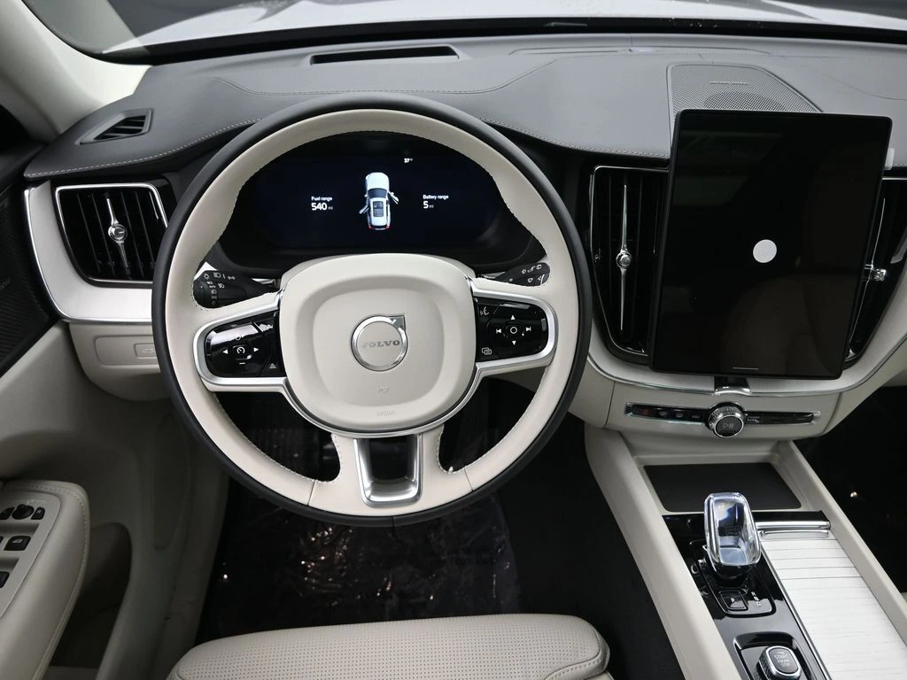 2026 Volvo - image 18
