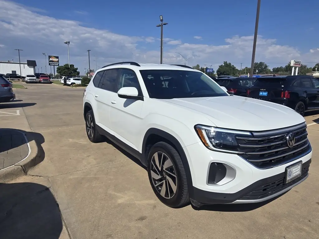 2024 Volkswagen Atlas SE Technology photo 2