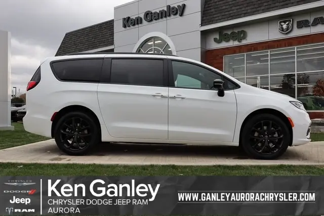 2026 Chrysler Pacifica Select's photo