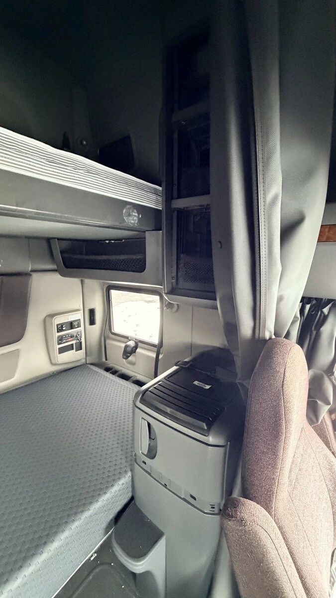 2022 International LT - image 10