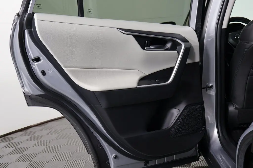 2021 Toyota RAV4 XLE Premium photo 12