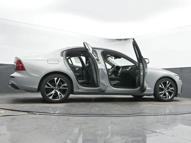 2025 Volvo - image 64