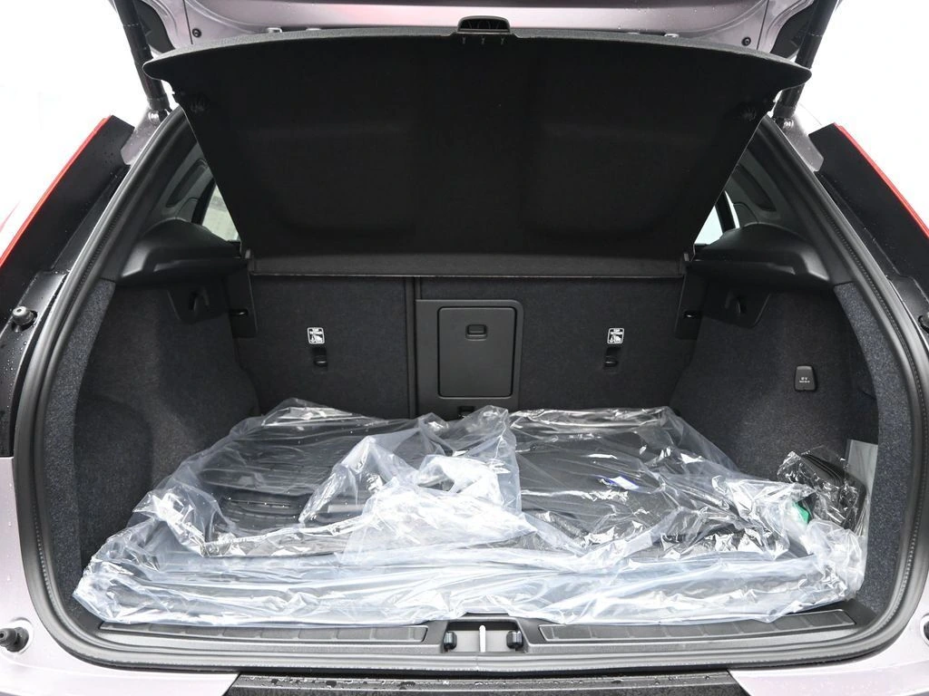 2026 Volvo - image 25