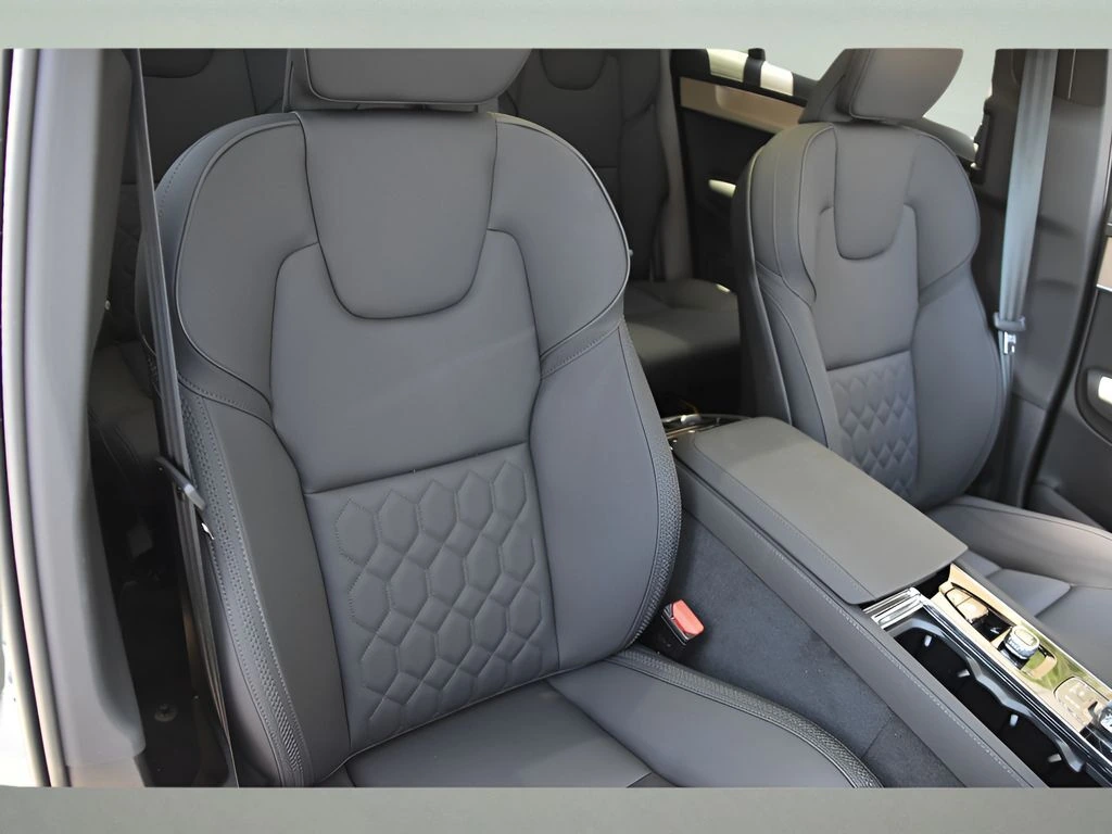2026 Volvo - image 31