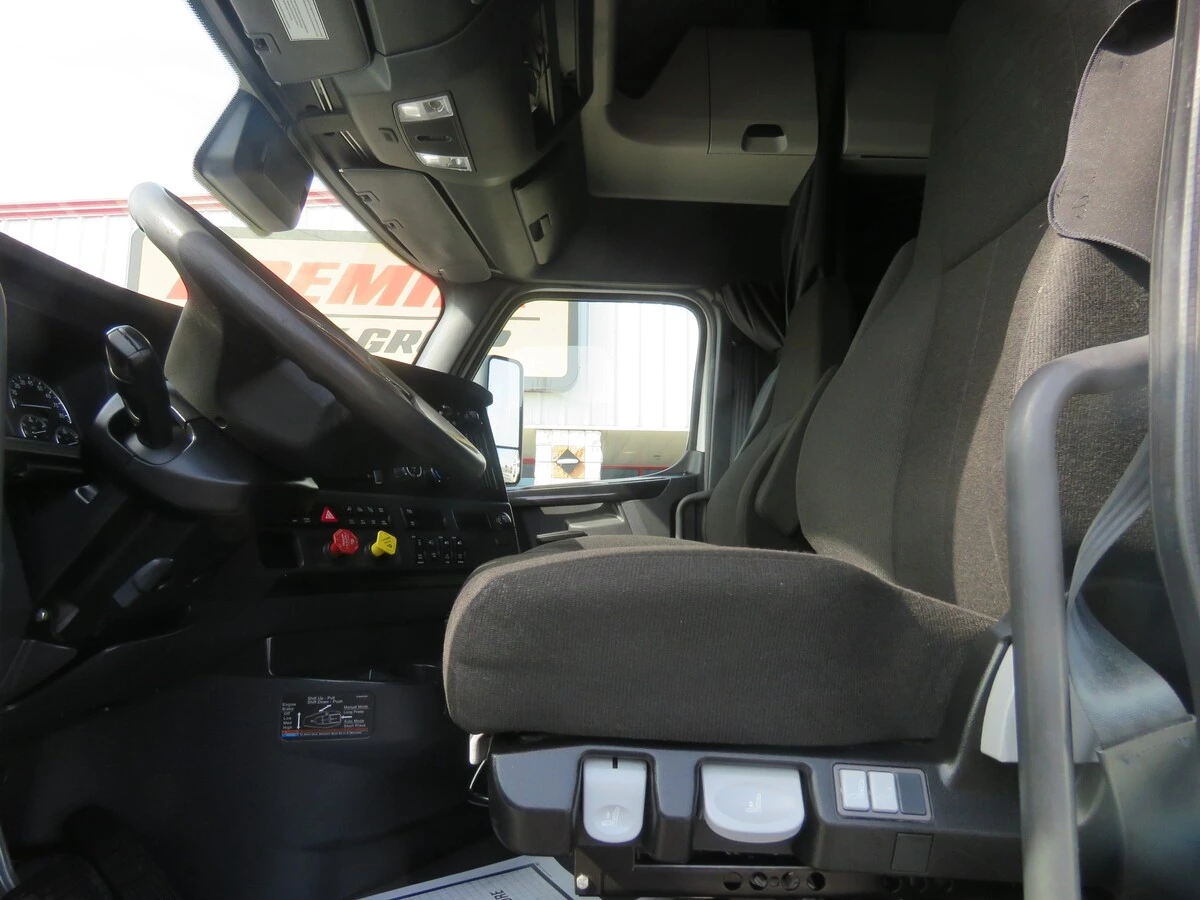 2023 Freightliner Cascadia - image 13