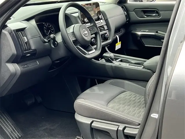 2025 Nissan Pathfinder S photo 10