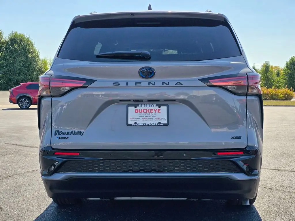 2025 Toyota Sienna XSE photo 16