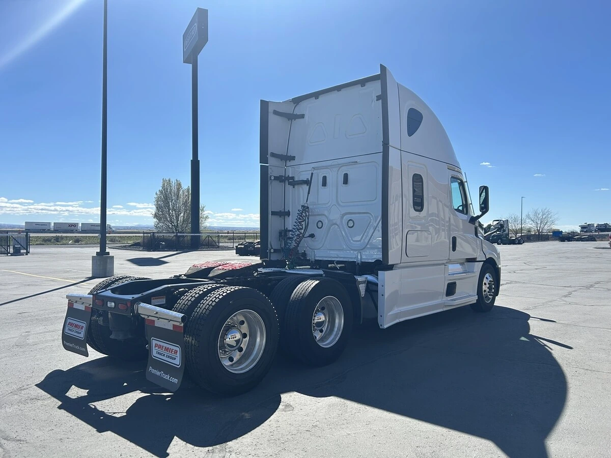2022 Freightliner Cascadia - image 6