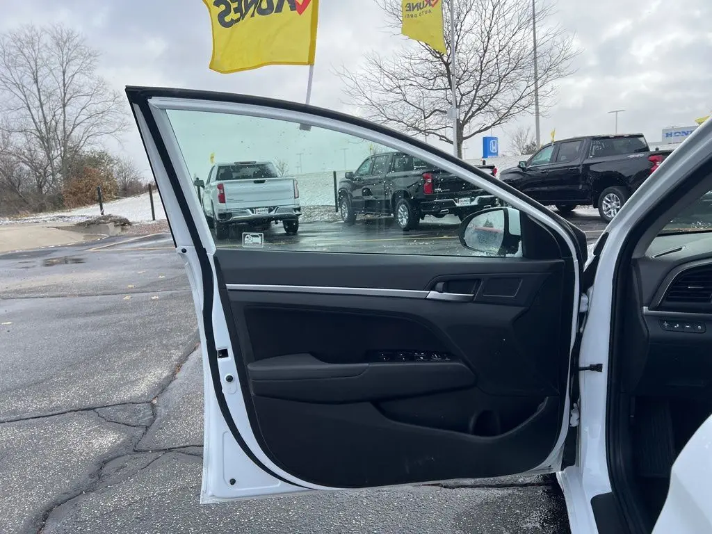 2020 Hyundai Elantra SEL photo 4