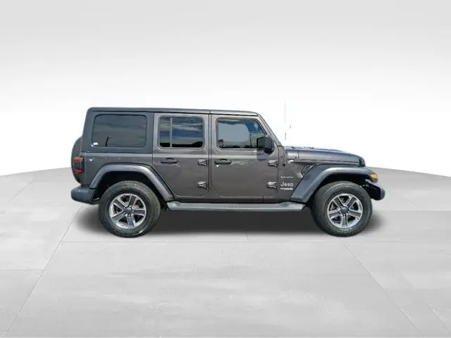 2018 Jeep Wrangler Unlimited Sahara photo 3