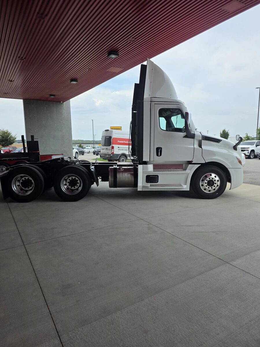 2027 Freightliner Cascadia — photo 4