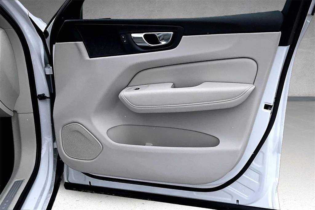 2023 Volvo - image 27