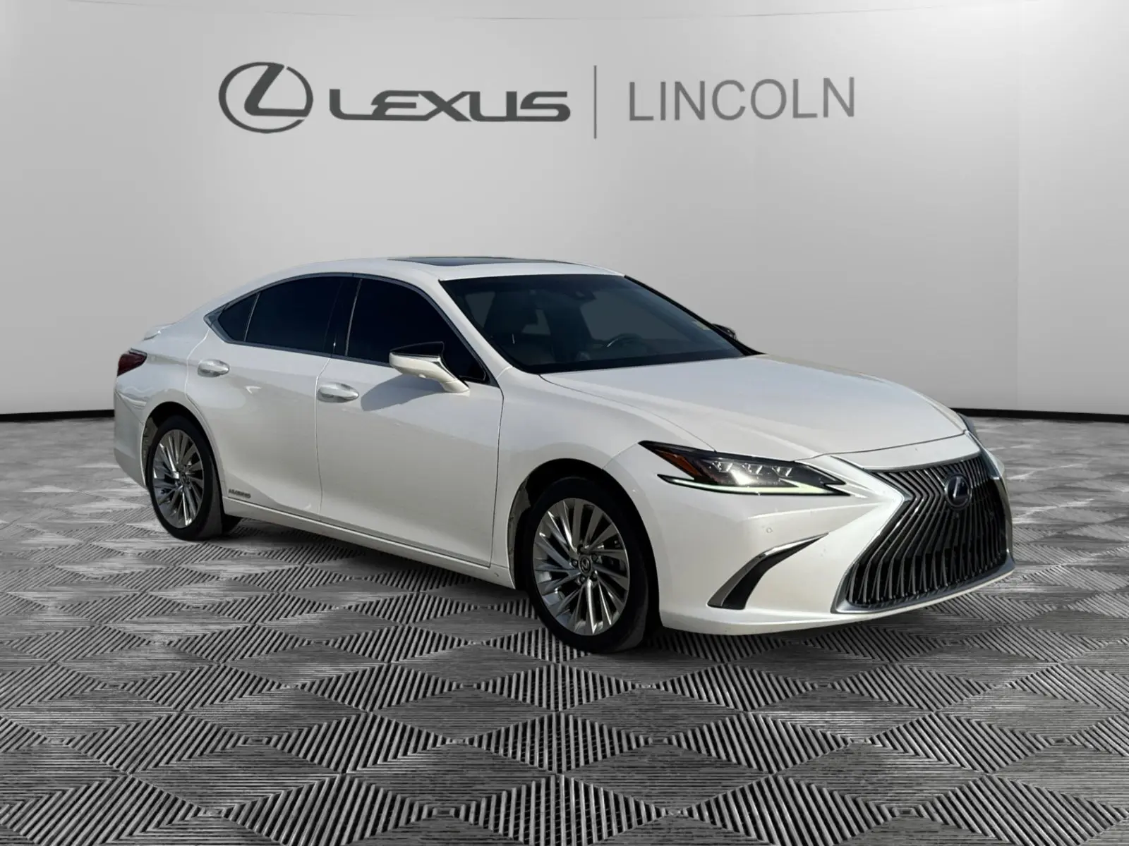 2020 Lexus ES Hybrid 300h Luxury's photo