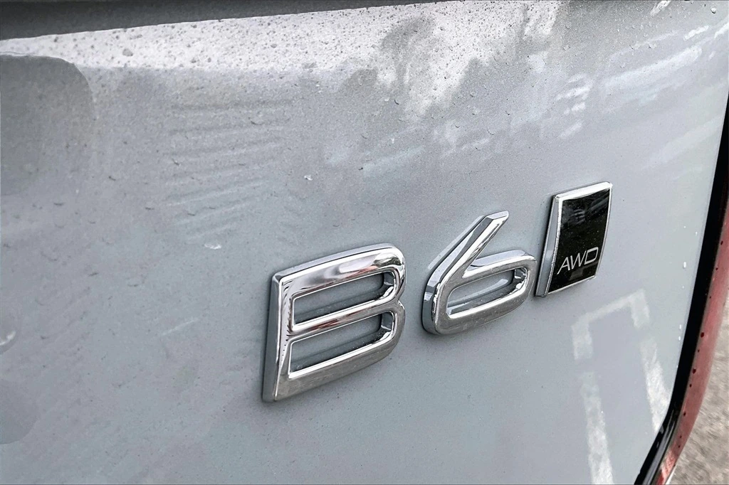 2026 Volvo - image 9