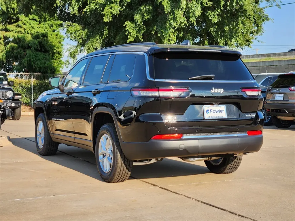 2025 Jeep Grand Cherokee Laredo photo 3