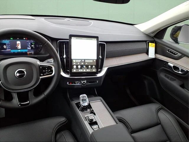 2026 Volvo - image 12