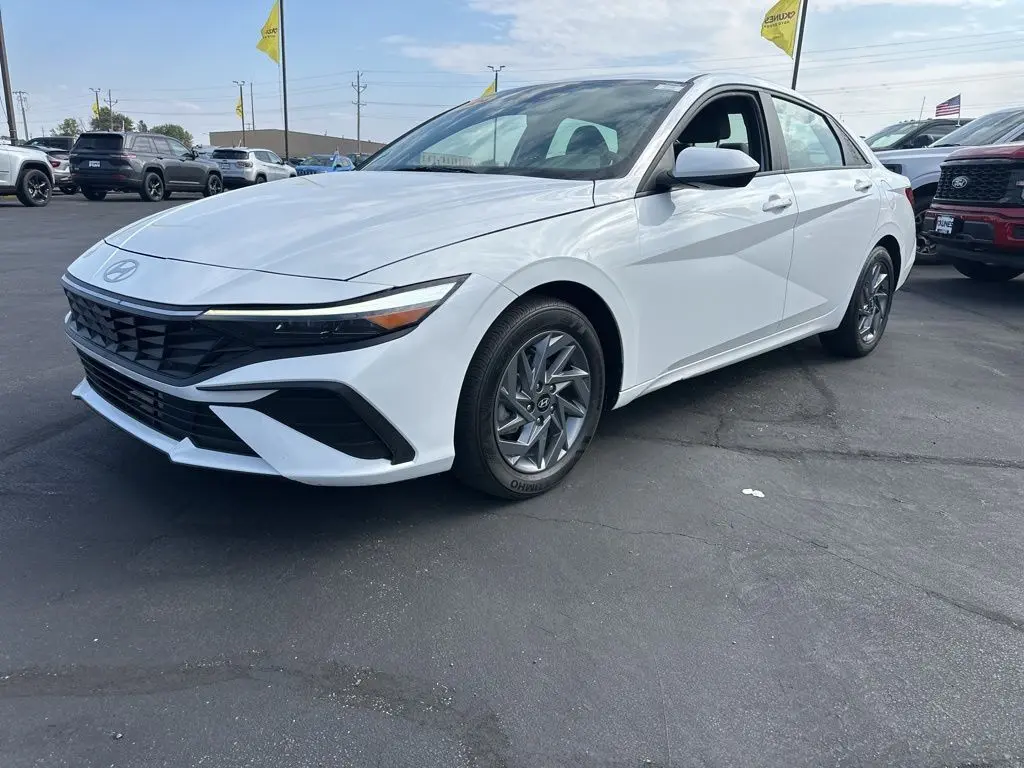 2024 Hyundai Elantra SEL photo 9