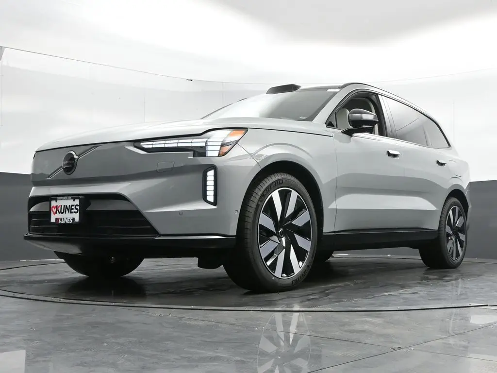 2025 Volvo - image 45