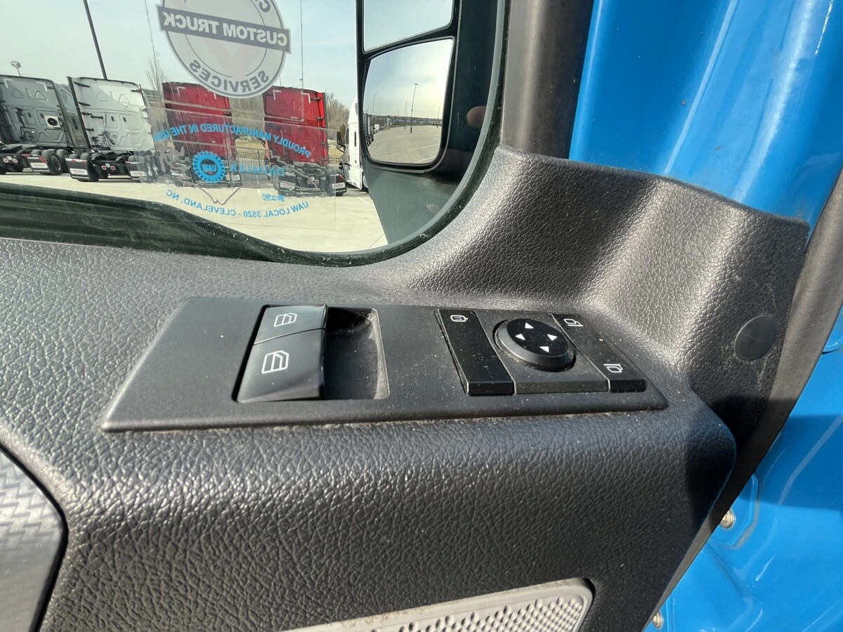 2022 Freightliner Cascadia - image 17